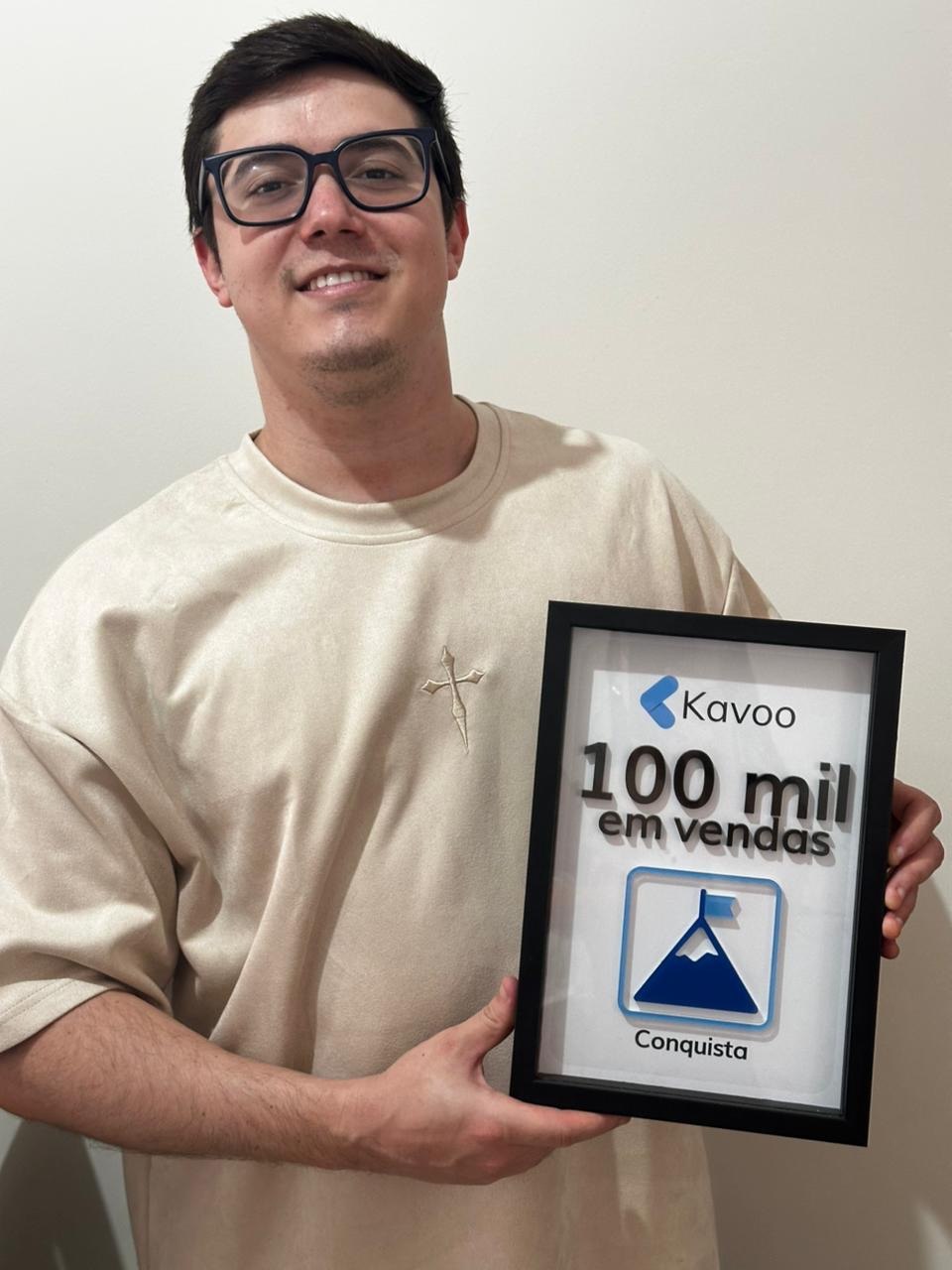 Filipe Gomide recebendo a primeira placa Kavoo de 100 mil em vendas